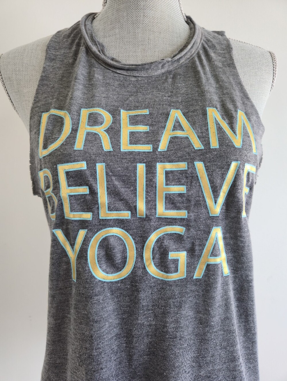 NWT CHASER Woman Gray Sleeveless Top "DREAM BELIEVE YOGA" Size M - Picture 6 of 11